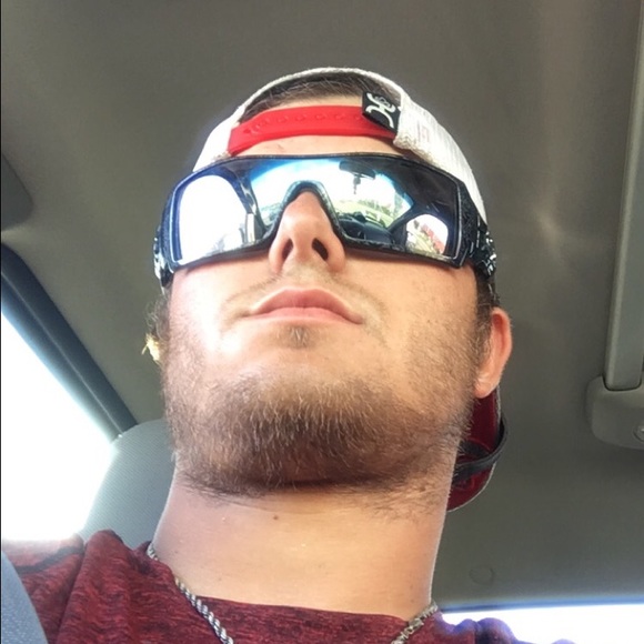 Profile Picture of Clayton Echols (@cechols13) on Poshmark
