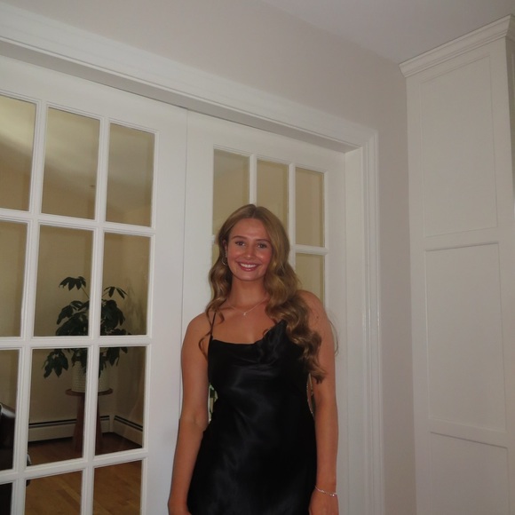 Profile Picture of Ella Arntsen (@ellaarntseni) on Poshmark