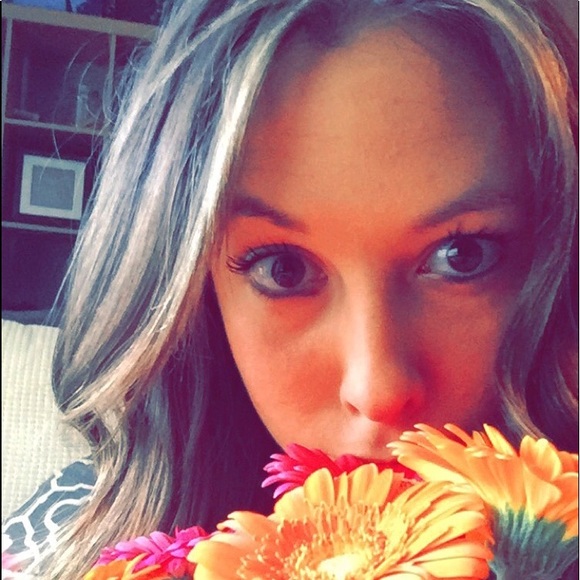 Profile Picture of Stephanie Elliott (@stephanieell192) on Poshmark