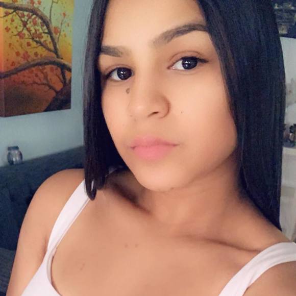 Profile Picture of Isabell Torrez (@isa_k1995) on Poshmark