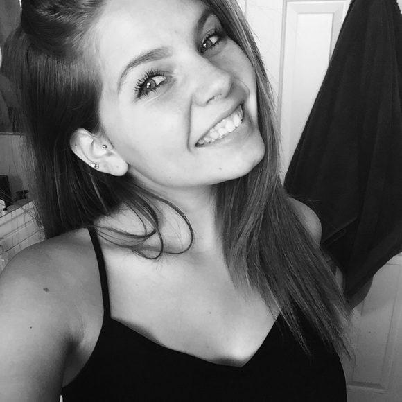 Profile Picture of Juliana Manassero (@julianarain) on Poshmark