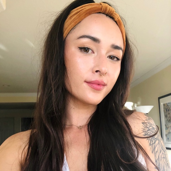 Profile Picture of Jenevieve Strine (@jenevievestrine) on Poshmark