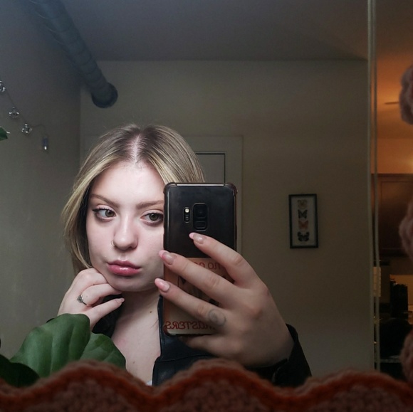 Profile Picture of Ariel Robbins (@dokidokiariel) on Poshmark