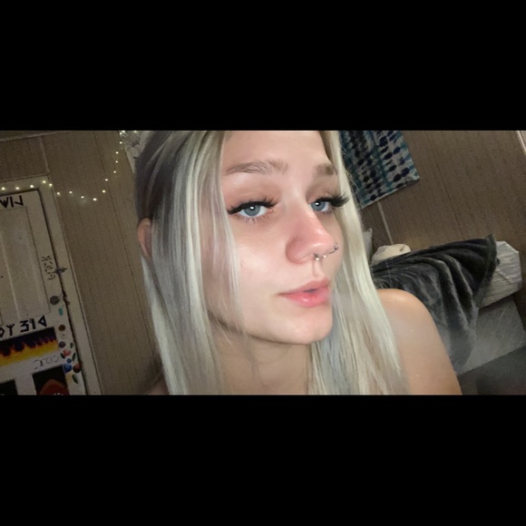 Profile Picture of Kayla Bellgraph (@kaylabellgraph) on Poshmark