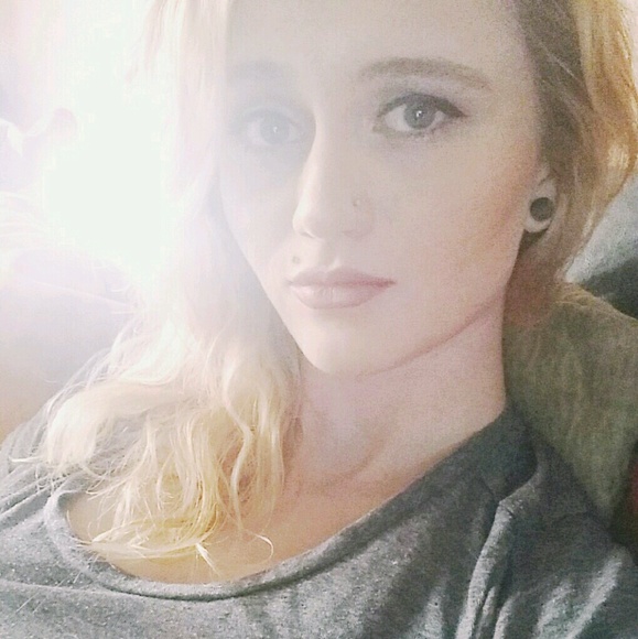 Profile Picture of Liz Wright (@1vsmom) on Poshmark
