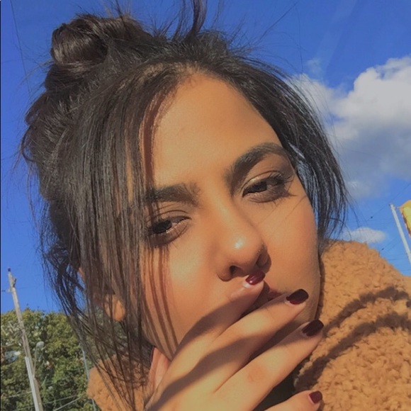 Profile Picture of Amna Kanwal (@amnakanwal) on Poshmark