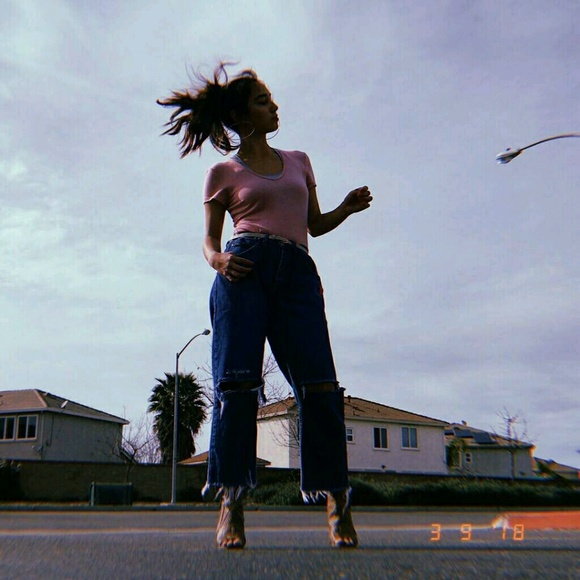 Profile Picture of Rhea Larson (@rhea_lars) on Poshmark