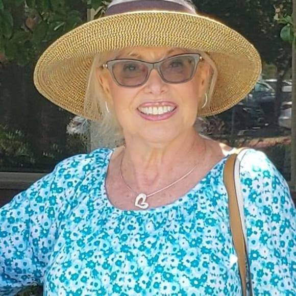 Profile Picture of Shelley Secemski (@shellsecem) on Poshmark