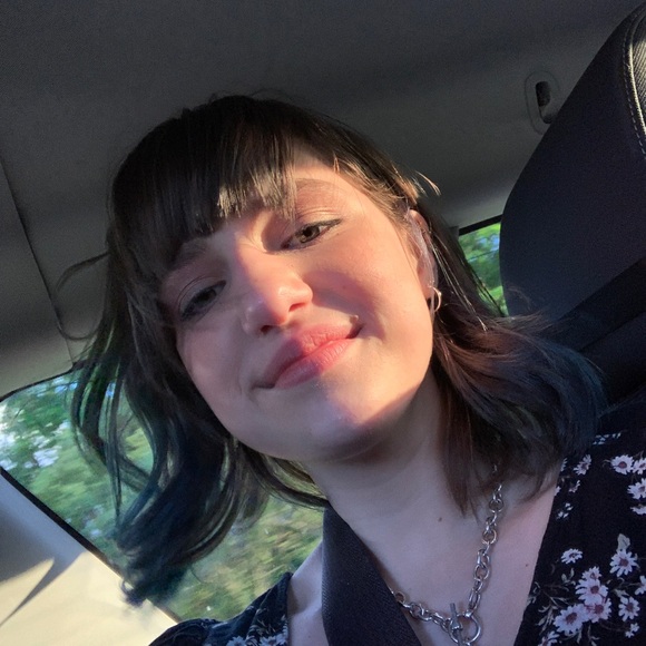 Profile Picture of Alexa Andrews (@alexaa8158) on Poshmark