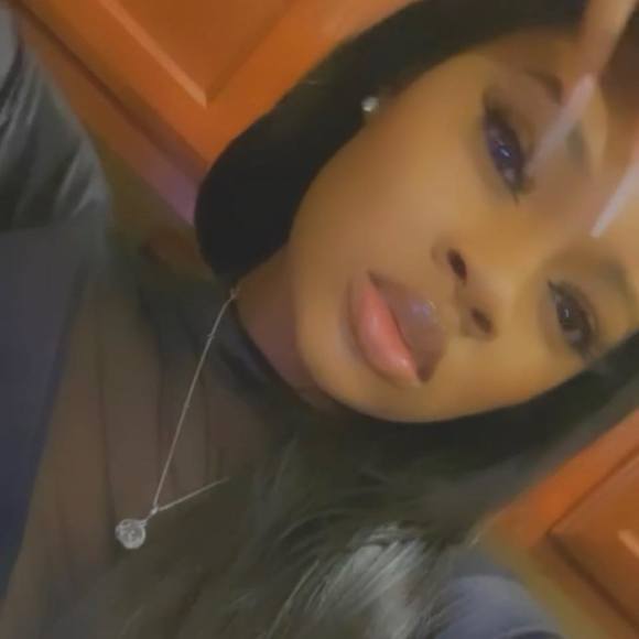 Profile Picture of Kailynn Devalt (@kailynndevalt) on Poshmark