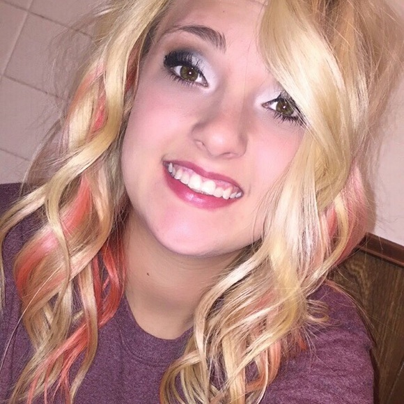 Profile Picture of Nicole Pexa (@nicolepexa98) on Poshmark