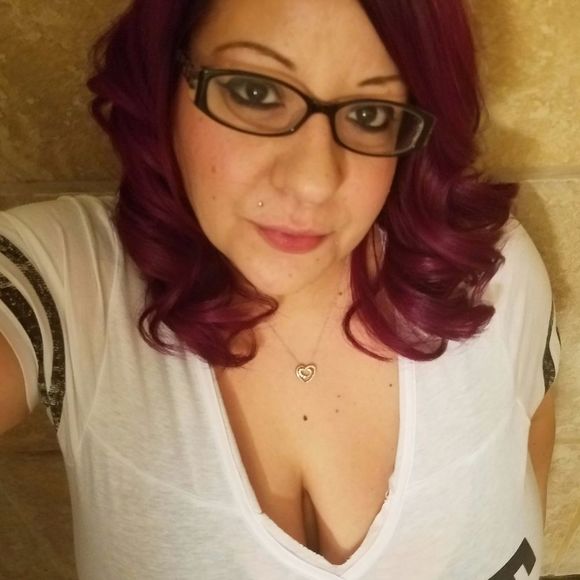 Profile Picture of Stephanie Ledsinger (@sledsinger) on Poshmark