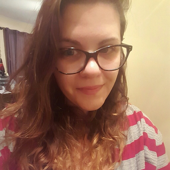 Profile Picture of Stella Luz (@thestellaluz) on Poshmark