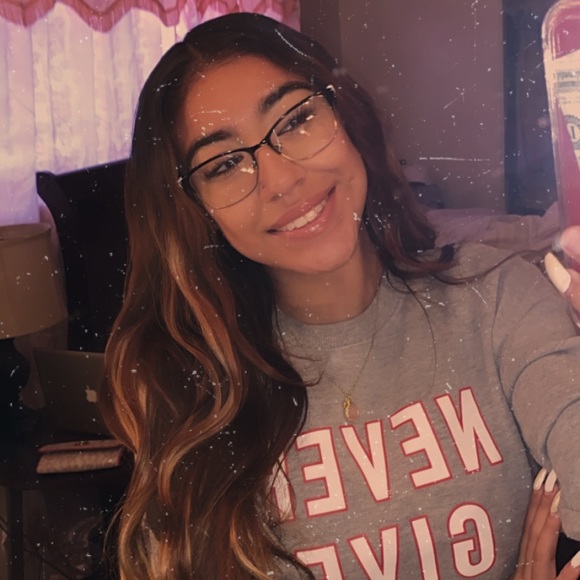 Profile Picture of Minely Gonzalez (@minelysantos) on Poshmark