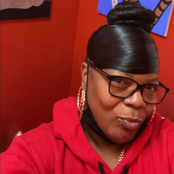 Profile Picture of K Moore (@kishanels) on Poshmark