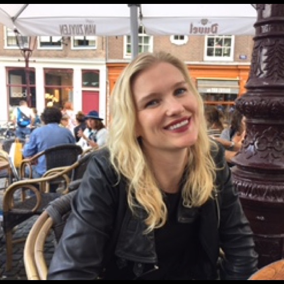 Profile Picture of Faye Fredericks (@blueeyeffes) on Poshmark