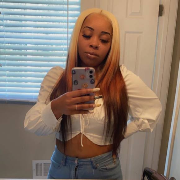 Profile Picture of Charron Lynn (@charronlynn) on Poshmark