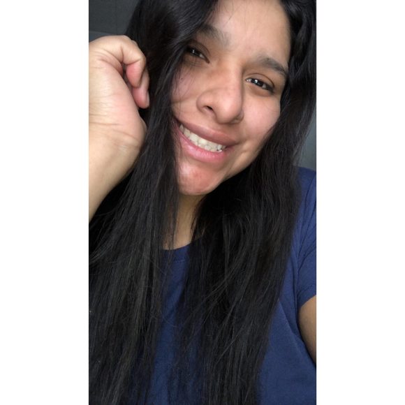 Profile Picture of Vivian Alvarado (@vivian300) on Poshmark