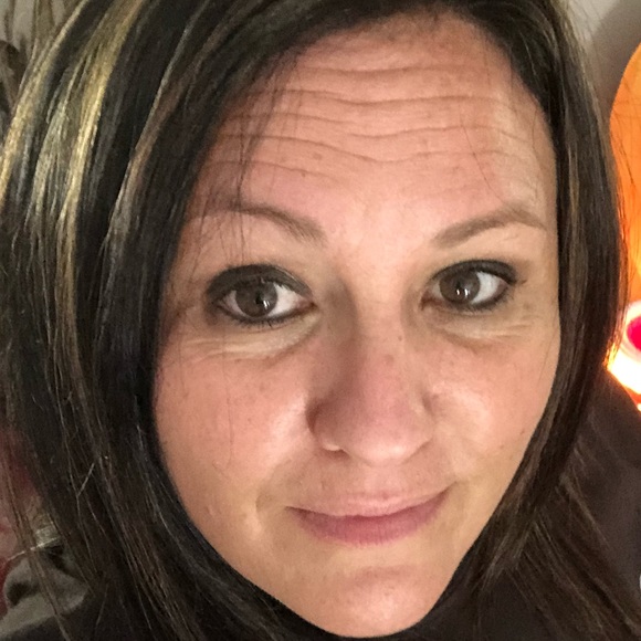 Profile Picture of Amanda Guillot (@amg0305) on Poshmark