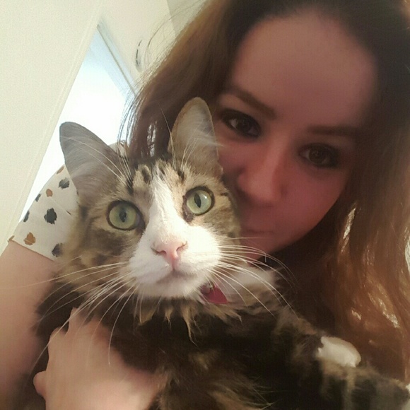 Profile Picture of Adriana Encinas (@adrianaeeee) on Poshmark