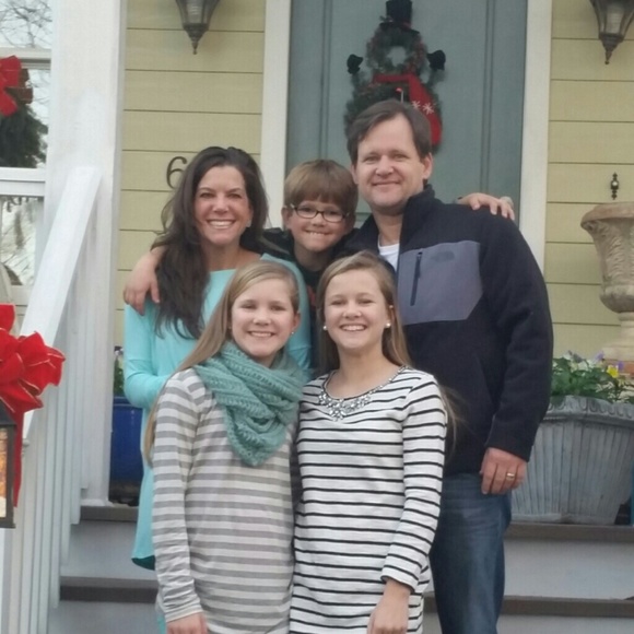 Profile Picture of Kim Darnell (@kimdarnell123) on Poshmark