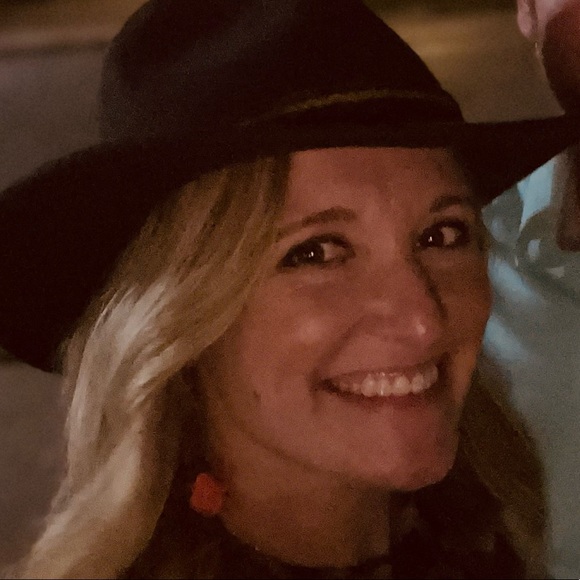 Profile Picture of Shawna Tucker (@shawnat) on Poshmark