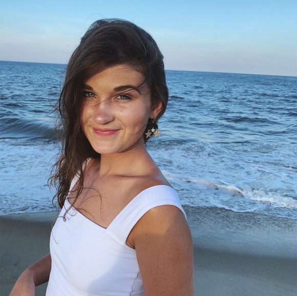 Profile Picture of Kelly Makowske (@kmak890) on Poshmark
