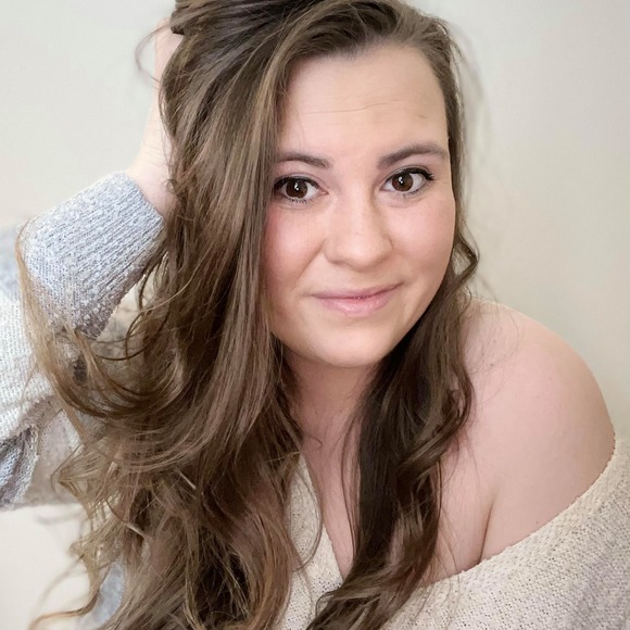 Profile Picture of Amanda Barrette (@amandabarrette) on Poshmark