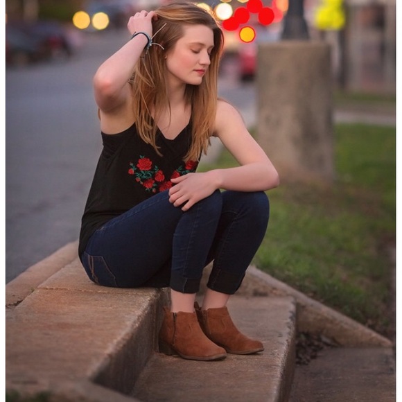 Profile Picture of Samantha Yarwasky (@samlovesgym123) on Poshmark