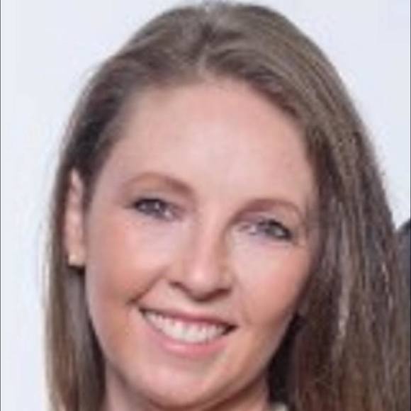 Profile Picture of Dianette Busbin (@dsellsit) on Poshmark