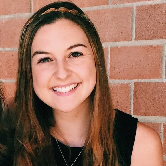 Profile Picture of Brooke Seipel (@brooke_lyn) on Poshmark