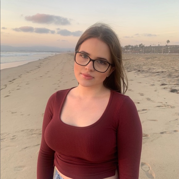 Profile Picture of Rebecca Pinchbeck (@r_pinchbeck) on Poshmark