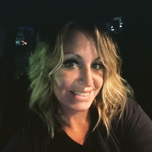 Profile Picture of Michelle Scalise (@michellescalise) on Poshmark