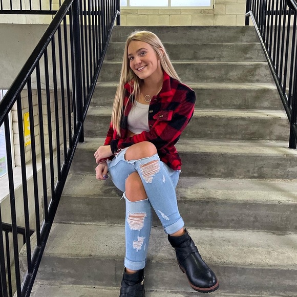 Profile Picture of Gracie Misiuk (@gmisiuk18) on Poshmark