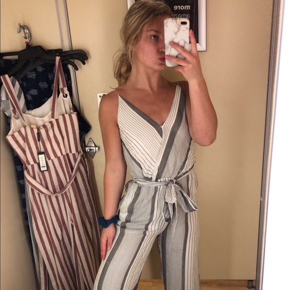 Profile Picture of Sarah Andrews (@sarahxandrews) on Poshmark