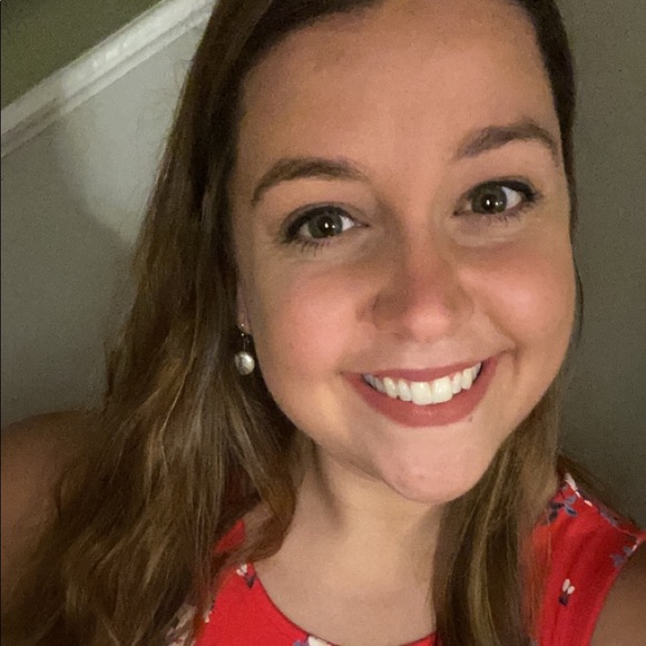 Profile Picture of Taryn Pineo (@pineot) on Poshmark