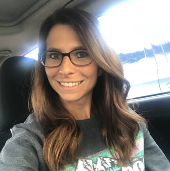 Profile Picture of Danielle Guyerson (@dvinton) on Poshmark