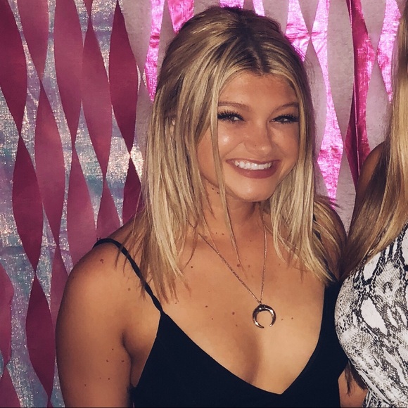 Profile Picture of ! riley Noblett (@rileyyyann125) on Poshmark