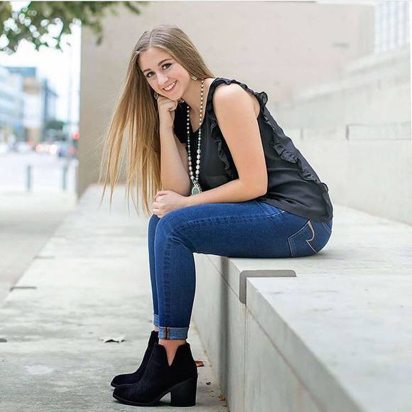 Profile Picture of Daniella Ashburn (@daniellaashburn) on Poshmark