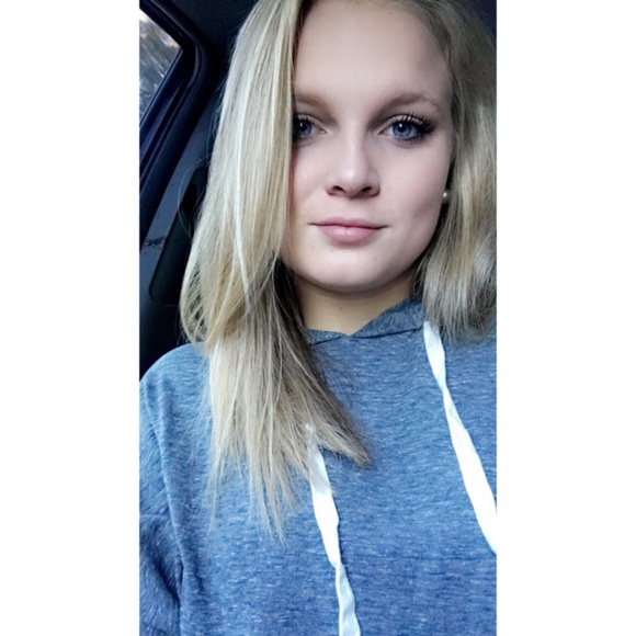 Profile Picture of Libbey Anne (@libbey_anne) on Poshmark