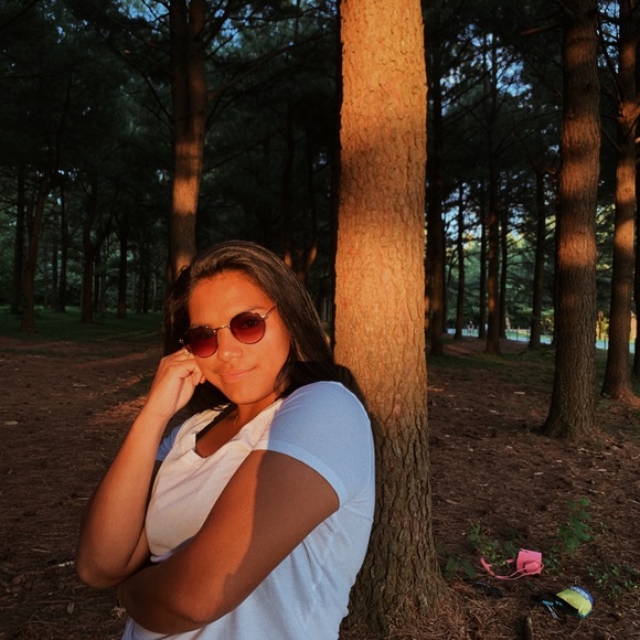 Profile Picture of Isabelle Peterson (@isabellem341) on Poshmark