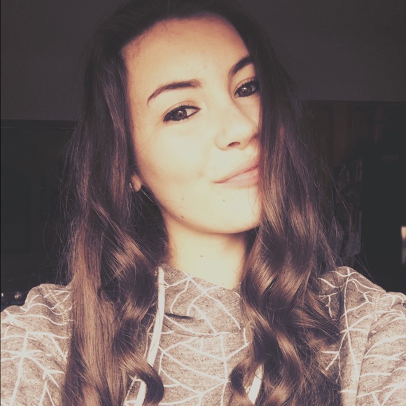 Profile Picture of Brianna Clanton (@brianna8420) on Poshmark