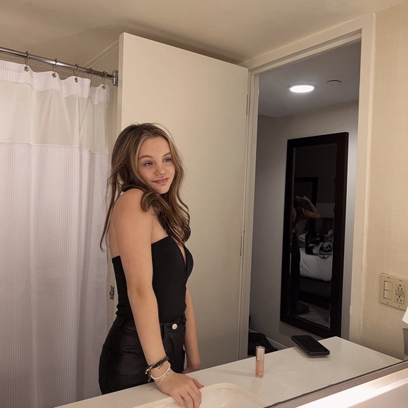 Profile Picture of Abby Shimko (@abbyshimko) on Poshmark
