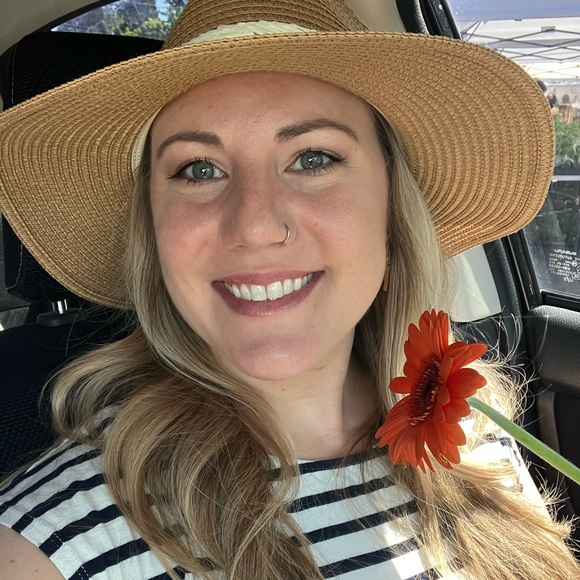 Anastasia Zankowsky - Poshmark Profile Picture of Anastasia Zankowsky (@annagz123) on Poshmark