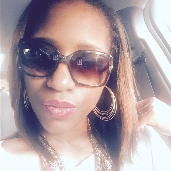 Profile Picture of Oleatha Warren (@ogurlly) on Poshmark