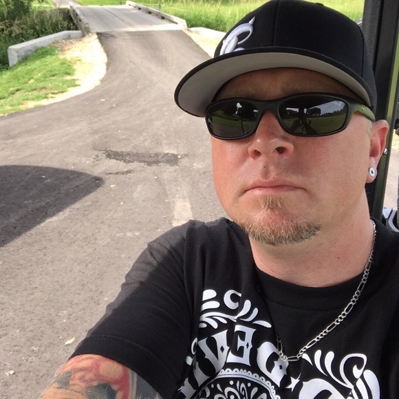 Profile Picture of Dan Neuschwander (@nuge1977) on Poshmark