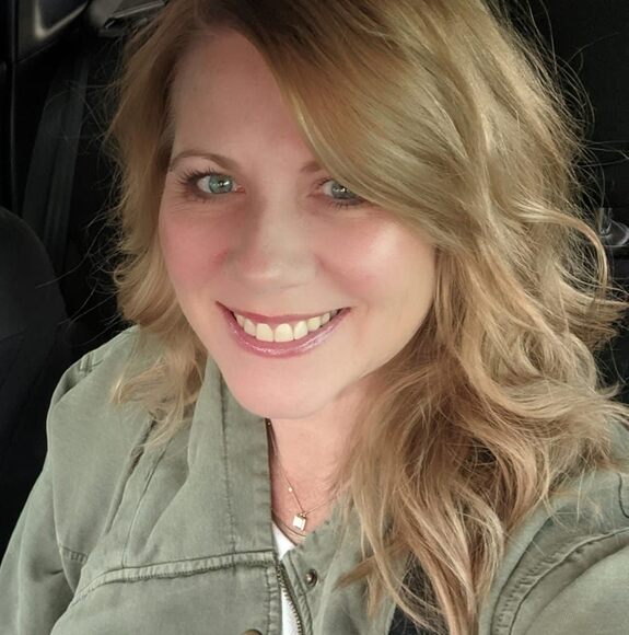 Profile Picture of Jenni Elmendorf (@jennielmendorf) on Poshmark