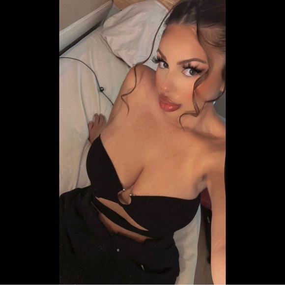 Profile Picture of Nell Gonzalez (@lovenell777) on Poshmark