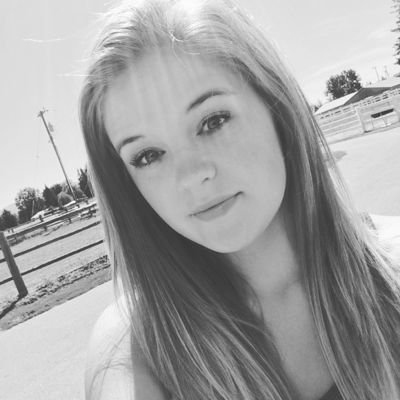 Profile Picture of Annette Daline (@annettedaline) on Poshmark