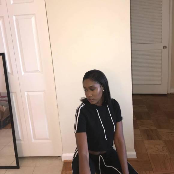 Profile Picture of Carenda Ottley (@carendao) on Poshmark